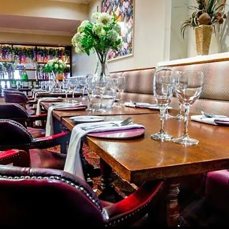 The Golden Lion Hotel 2*